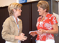 Directrice Lydia Klugkist (rechts) en KPN-projectmanager Lone Vaerndal (links)